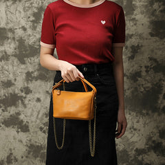 Handtaschen mit Kette aus pflanzlich gegerbtem Leder