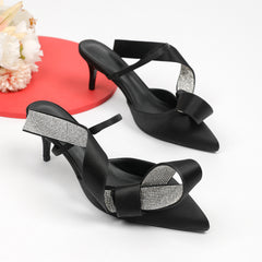 Tacones altos de aguja con tiras de diamantes de imitación y punta redonda