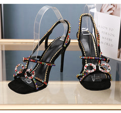 Sandalen aus Wildleder mit Fesselriemchen und Kristallverzierung