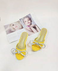 Offene Sandalen aus Lackleder in Gelb mit Schleife