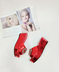 Rote Plateau-Wedges mit offener Spitze und Strasssteinen