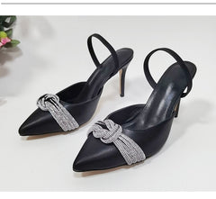 Sandaletten mit spitzer Spitze und hohem Absatz und Strasssteinen