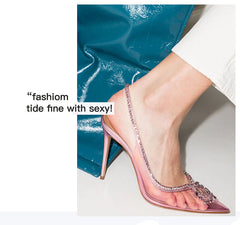 Tacones altos transparentes con punta puntiaguda y diamantes de imitación