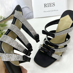 Sandalen in Silber mit Strasssteinen