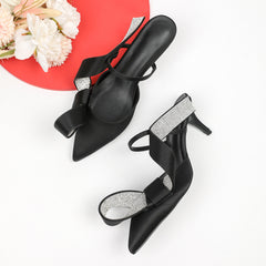 Tacones altos de aguja con tiras de diamantes de imitación y punta redonda