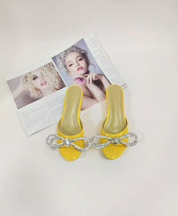 Offene Sandalen aus Lackleder in Gelb mit Schleife