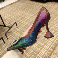 Tacones altos con copa de vino y arcoíris degradado