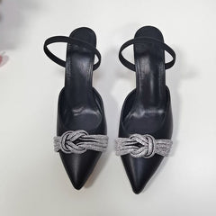 Sandaletten mit spitzer Spitze und hohem Absatz und Strasssteinen