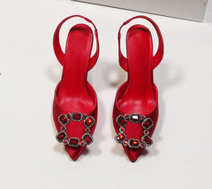 Rote Slingback-Pumps aus Satin mit Stilettoabsatz