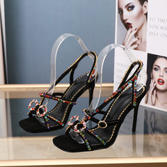 Sandalen aus Wildleder mit Fesselriemchen und Kristallverzierung