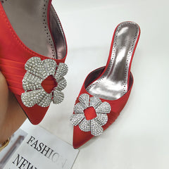 Sandalen mit Blumen- und Strassverzierung - Rot