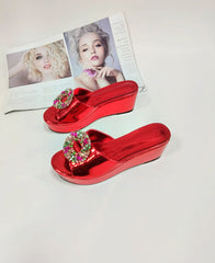 Rote Plateau-Wedges mit offener Spitze und Strasssteinen