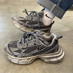 Casual Friday – Ästhetische Sneaker in Silber