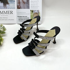 Sandalen in Silber mit Strasssteinen