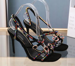 Sandalen aus Wildleder mit Fesselriemchen und Kristallverzierung