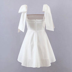 Ästhetisches Pariser Kleid mit Fliege