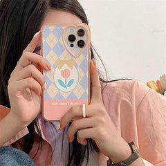 Funda para iPhone con tulipanes y rombos pastel