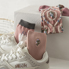 Pastellrosa Socken mit Blumenmuster