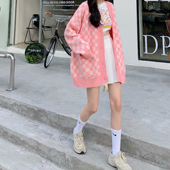 Rosa karierte Strickjacke