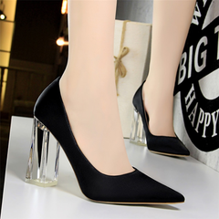 Satin Pumps mit transparentem Absatz
