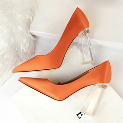 Satin Pumps mit transparentem Absatz