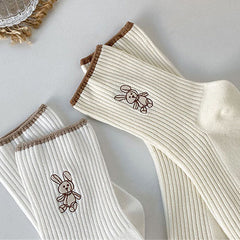 Gerippte Socken mit Kaninchenmotiv