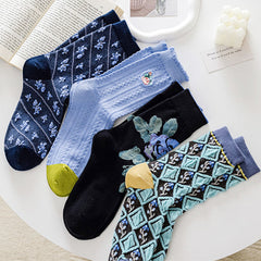 Socken mit Rosenstickerei