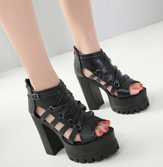 Ledersandalen mit quadratischem Absatz