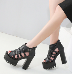 Ledersandalen mit quadratischem Absatz