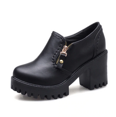 Pumps mit runder Spitze und quadratischem Absatz