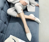 Lässige Pumps aus Leder mit spitzer Spitze