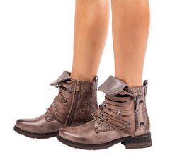 Botines de piel sintética decorados con alfileres metálicos