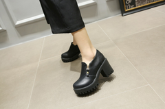 Pumps mit runder Spitze und quadratischem Absatz