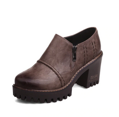 Pumps mit runder Spitze und quadratischem Absatz