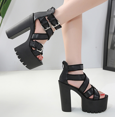 Sandalen mit Knöchelriemen und quadratischem Absatz