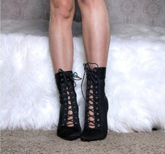 Stiefeletten mit hohem Absatz und Schnürung aus Flock