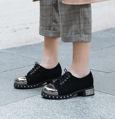 Pumps mit mittelhohem Absatz und Schnürung