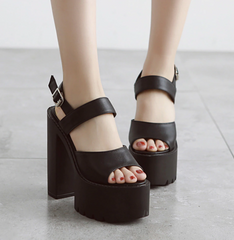 Sandalen mit hohem Absatz aus weichem Leder