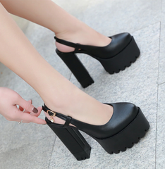 Pumps mit runder Spitze und quadratischem Absatz