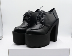 Pumps mit Schnürung und High Heels