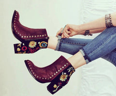 Botines de tacón de piel sintética con bordado de flores