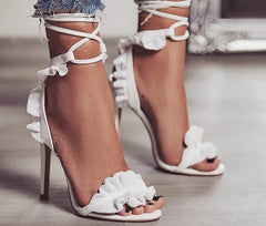 Bandage-Sandalen mit Schnürung und hohem Absatz