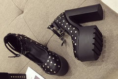 Pumps mit runder Spitze und hohem Absatz