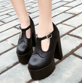 Pumps mit runder Spitze und hohen Absätzen