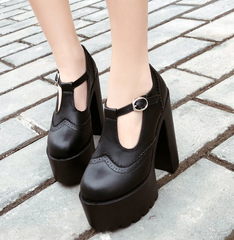 Pumps mit runder Spitze und hohen Absätzen