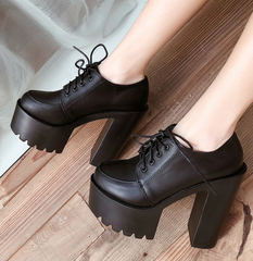 Pumps mit Schnürung und runder Zehenpartie