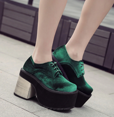 Pumps mit runder Spitze und hohem Absatz