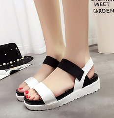 Chanclas planas informales con punta abierta