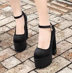 Pumps mit runder Spitze und quadratischem Absatz