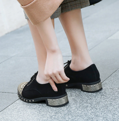 Pumps mit mittelhohem Absatz und Schnürung